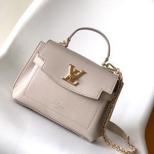 p700 Dynamic 163M23075 Green with White M20997 Black M21052 Gray M22626 Pink with White M21088 Nude Pink M23442 Purple with White This Lockme Ever mini handbag draws elegant hues from the Louis Vuitton family residence,adorned with polished metal hardware on grained calf leather. The woven chain strap facilitates shoulder or crossbody wear, while the top handle allows for elegant hand-carrying. Dimensions: 23 x 17 x 10 cm (Length x Height x Width)
